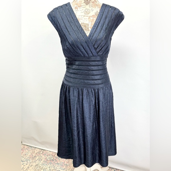 ADRIANNA PAPELL Deep navy imprint sheer stripe double V Midi Dress size 12 - Picture 12 of 14